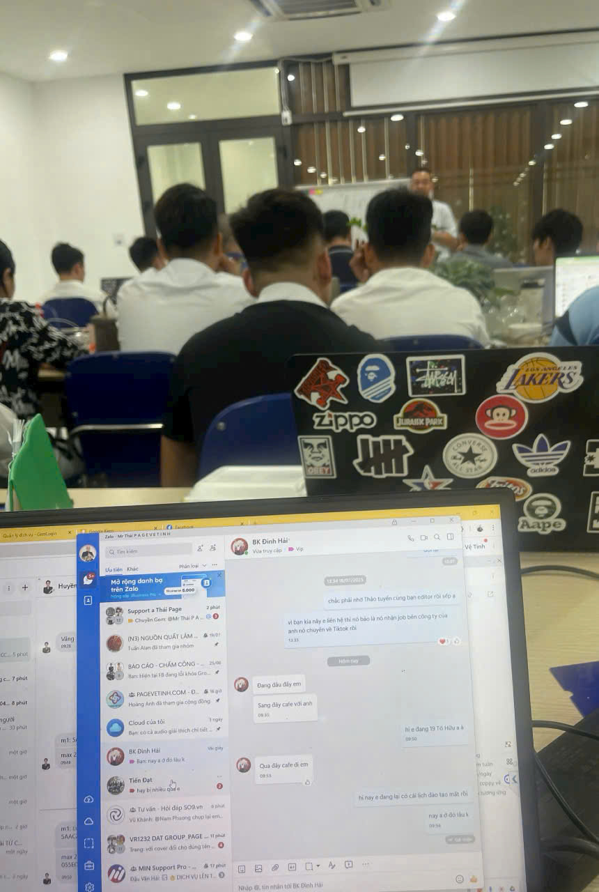 Ngồi chờ lên bục nào!